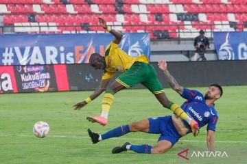 Pertandingan Gengsi: Arema dan Persebaya Akhiri Duel dengan Skor Imbang 1-1 Pertandingan Gengsi: Arema dan Persebaya Akhiri Duel dengan Skor Imbang 1-1