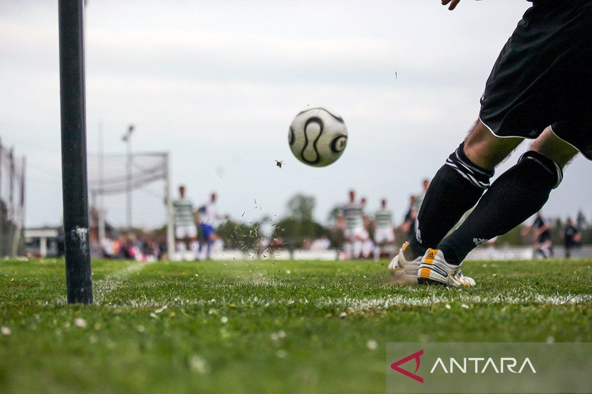 Berikut beberapa alternatif judul untuk "Adrian Wibowo Jalani Debut Bersama LA FC":

1. "Adrian Wibowo Memulai Perjalanan Bersama LA FC"
2. "Debut Pertama Adrian Wibowo di LA FC"
3. "Langkah Perdana Adrian Wibowo Bersama LA FC"
4. "Adrian Wibowo Resmi Debut Bersama LA FC"
5. "Momen Spesial: Adrian Wibowo Jalani Debut di LA FC"
6. "Adrian Wibowo Menorehkan Sejarah dengan Debut di LA FC"
7. "Debut Bersejarah Adrian Wibowo di Tim LA FC"
8. "Debut Sukses Adrian Wibowo Bersama LA FC"
9. "Adrian Wibowo: Langkah Awal Bersama LA FC"
10. "Mengawali Babak Baru: Adrian Wibowo Debut di LA FC"

Silakan pilih yang paling sesuai!