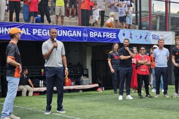 Turnamen Anak: Simbol Persahabatan Belanda-Indonesia" dapat diubah menjadi:

"Turnamen Anak: Jembatan Persahabatan antara Belanda dan Indonesia" 

Atau:

"Turnamen Anak: Menjadi Lambang Persahabatan Belanda dan Indonesia" 

Silakan pilih atau minta variasi lain jika diperlukan!
