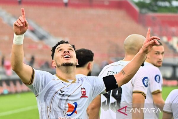 Here are some alternate title suggestions: 

1. "Klasemen Liga 1: Persis Solo dan Madura United Aman dari Degradasi"
2. "Liga 1 Update: Persis Solo dan Madura United Terhindar dari Degradasi"
3. "Klasemen Terbaru Liga 1: Persis Solo dan Madura United Selamat dari Jurang Degradasi"
4. "Persis Solo dan Madura United: Keberhasilan Selamat dari Degradasi di Klasemen Liga 1"
5. "Liga 1: Persis Solo dan Madura United Bertahan, Terlepas dari Ancaman Degradasi" 

Feel free to choose any of these or ask for more options!