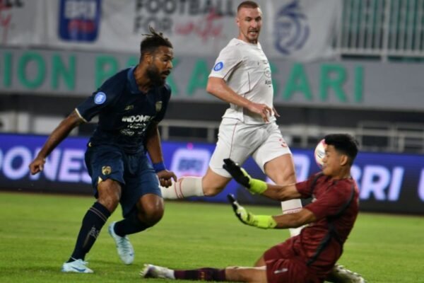 Persis Jauhkan Diri dari Zona Degradasi Setelah Kalahkan Persita 1-0 Persis Jauhkan Diri dari Zona Degradasi Setelah Kalahkan Persita 1-0