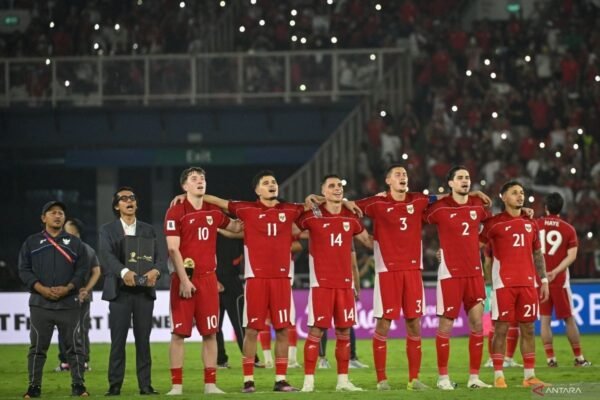 Tentu! Berikut adalah alternatif judul yang dapat digunakan untuk menggabungkan kedua tema tersebut:

"32 Pemain Terpilih PSSI dan Kunjungan Prabowo ke Thailand: Menguatkan Kolaborasi Olahraga dan Diplomasi"

atau

"Kolaborasi antara PSSI dan Diplomasi: 32 Pemain Dipanggil Serta Prabowo Kunjungi Thailand"

Silakan pilih atau sesuaikan sesuai kebutuhan Anda!
