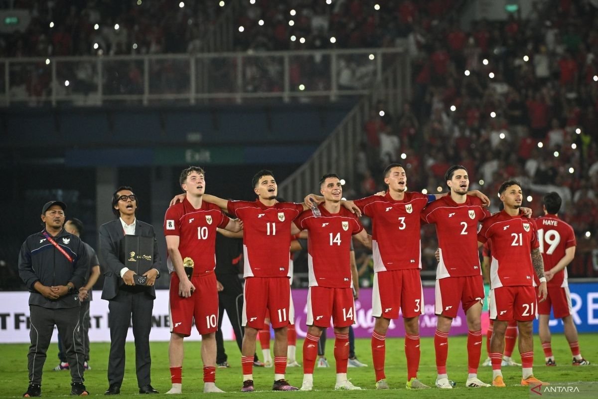 Tentu! Berikut adalah alternatif judul yang dapat digunakan untuk menggabungkan kedua tema tersebut:

"32 Pemain Terpilih PSSI dan Kunjungan Prabowo ke Thailand: Menguatkan Kolaborasi Olahraga dan Diplomasi"

atau

"Kolaborasi antara PSSI dan Diplomasi: 32 Pemain Dipanggil Serta Prabowo Kunjungi Thailand"

Silakan pilih atau sesuaikan sesuai kebutuhan Anda!