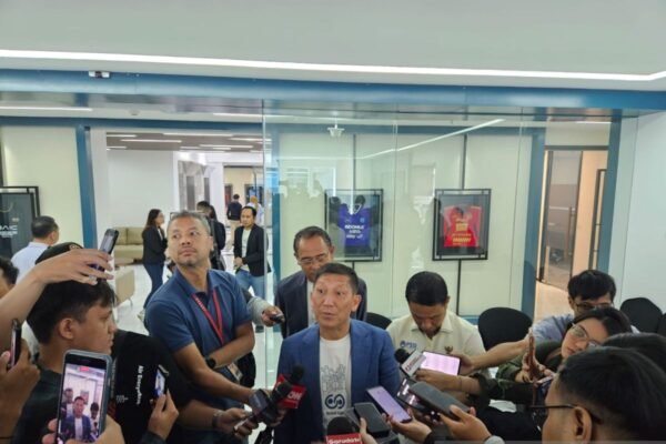 Here are some alternative titles for "Operator liga cermati ketat laga-laga akhir musim":

1. "Operator Liga Memperhatikan Secara Teliti Pertandingan Akhir Musim"
2. "Operator Liga: Fokus pada Pertandingan Penting di Akhir Musim"
3. "Pengawasan Ketat Operator Liga Terhadap Laga-Laga Penentu di Musim Akhir"
4. "Operator Liga Intip Ketat Pertandingan Krusial di Penutupan Musim"
5. "Operator Liga Cermat Memperhatikan Laga-Laga Kritis Menjelang Akhir Musim"
6. "Kewaspadaan Operator Liga di Laga-Laga Penutup Musim"
7. "Operator Liga: Menjaga Ketelitian di Laga-Laga Akhir Musim"

Feel free to choose or adjust any of these suggestions as needed!