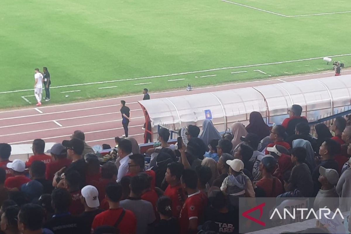 Pratama Arhan Mengawasi Laga Semen Padang vs Persik