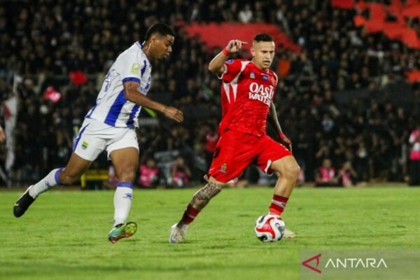 Prabaran Pertandingan Persib vs Borneo FC di BRI Super League