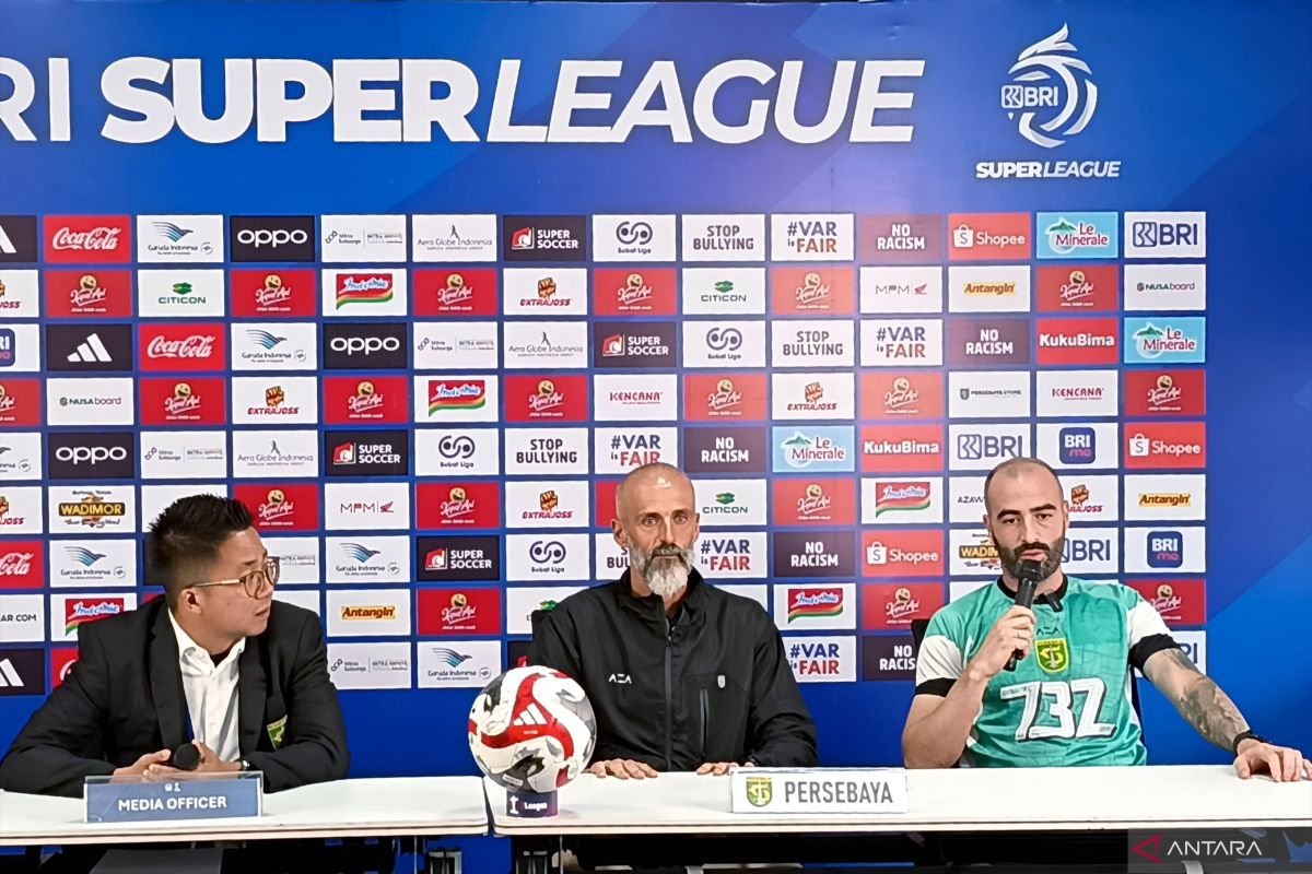 Here are some alternate titles for "Persebaya incar tiga poin dari Semen Padang":

1. "Persebaya Targetkan Tiga Poin Melawan Semen Padang"
2. "Semen Padang Jadi Sasaran Persebaya untuk Raih Tiga Poin"
3. "Persebaya Berjuang untuk Tiga Poin di Pertandingan Melawan Semen Padang"
4. "Misi Tiga Poin Persebaya Saat Hadapi Semen Padang"
5. "Persebaya Optimis Dapatkan Tiga Poin dari Semen Padang