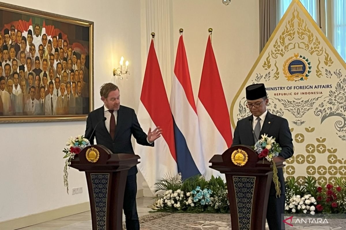 Berikut adalah beberapa alternatif judul untuk berita tersebut:

1. "Timnas Kluivert Kalah dari Saudi, Menlu Belanda Meminta Maaf"
2. "Kekalahan Timnas Asuhan Kluivert dari Saudi: Menlu Belanda Berikan Permohonan Maaf"
3. "Timnas Kluivert Takluk di Tangan Saudi, Menlu Belanda Menyampaikan Sorry"
4. "Menlu Belanda Minta Maaf Setelah Kekalahan Timnas Kluivert Melawan Saudi"
5. "Hasil Pertandingan: Timnas Kluivert Kalah dari Saudi, Menlu Belanda Minta Maaf kepada Fans"

Silakan pilih atau modifikasi sesuai kebutuhan!