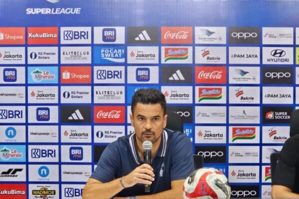 Berikut adalah beberapa alternatif judul untuk "Pena sebut semua pemain Persita Tangerang memiliki peran penting":

1. "Pentingnya Peran Setiap Pemain di Tim Persita Tangerang"
2. "Semua Pemain Persita Tangerang: Pilar Kekuatan Tim"
3. "Dedikasi Semua Pemain Menjadi Kunci Sukses Persita Tangerang"
4. "Peran Vital Setiap Anggota Tim Persita Tangerang"
5. "Pentingnya Kontribusi Setiap Pemain di Persita Tangerang"
6. "Kesatuan Tim: Setiap Pemain Persita Tangerang Memiliki Peran Kunci"
7. "Sinergi Pemain: Kekuatan Persita Tangerang yang Tak Terpisahkan"

Semoga salah satu judul ini sesuai dengan yang kamu cari!