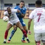 Here are some alternate title suggestions:

1. "Super League Matchup: Arema Hosts Persib, Persija Faces PSM"
2. "Super League Highlights: Arema Welcomes Persib, Persija Takes on PSM"
3. "Upcoming Super League Clash: Arema vs. Persib, Persija vs. PSM"
4. "Super League Preview: Arema Battles Persib, Persija Meets PSM"
5. "Super League Showdown: Arema Against Persib, Persija vs. PSM"

Feel free to choose any of these or let me know if you'd like more options!