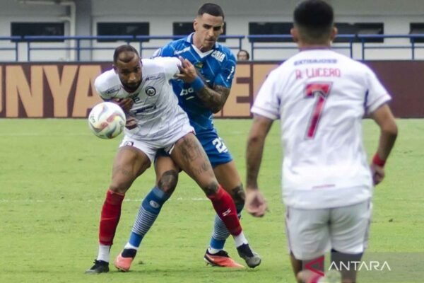 Here are some alternate title suggestions:

1. "Super League Matchup: Arema Hosts Persib, Persija Faces PSM"
2. "Super League Highlights: Arema Welcomes Persib, Persija Takes on PSM"
3. "Upcoming Super League Clash: Arema vs. Persib, Persija vs. PSM"
4. "Super League Preview: Arema Battles Persib, Persija Meets PSM"
5. "Super League Showdown: Arema Against Persib, Persija vs. PSM"

Feel free to choose any of these or let me know if you'd like more options!