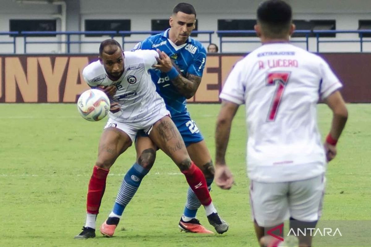 Here are some alternate title suggestions:

1. "Super League Matchup: Arema Hosts Persib, Persija Faces PSM"
2. "Super League Highlights: Arema Welcomes Persib, Persija Takes on PSM"
3. "Upcoming Super League Clash: Arema vs. Persib, Persija vs. PSM"
4. "Super League Preview: Arema Battles Persib, Persija Meets PSM"
5. "Super League Showdown: Arema Against Persib, Persija vs. PSM"

Feel free to choose any of these or let me know if you'd like more options!