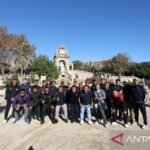 Berikut adalah beberapa alternatif judul untuk "Direktur Akademi EPA Super League Belajar dari Kampiun Eropa":

1. "Pelajaran dari Eropa: Insights Direktur Akademi EPA Super League"
2. "Mendalami Keberhasilan: Direktur Akademi EPA Super League dan Pengalaman Eropa"
3. "Inspirasi dari Eropa: Strategi Direktur Akademi EPA Super League"
4. "Belajar dari yang Terbaik: Direktur Akademi EPA Super League dan Kampiun Eropa"
5. "Mengadopsi Standar Eropa: Langkah Direktur Akademi EPA Super League"
6. "Meneladani Kesuksesan Eropa: Visi Direktur Akademi EPA Super League"
7. "Dari Eropa ke Super League: Pelajaran untuk Direktur Akademi EPA"
8. "Menggali Inspirasi Eropa: Pendekatan Direktur Akademi EPA Super League"

Silakan pilih atau modifikasi salah satu yang paling sesuai!