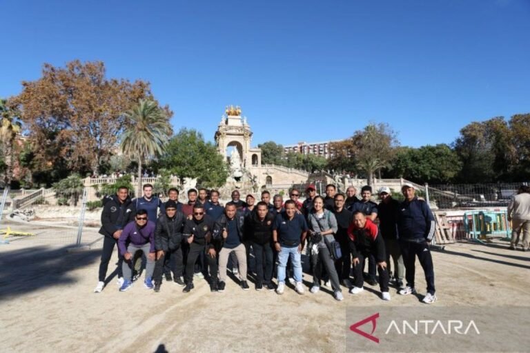 Berikut adalah beberapa alternatif judul untuk "Direktur Akademi EPA Super League Belajar dari Kampiun Eropa":

1. "Pelajaran dari Eropa: Insights Direktur Akademi EPA Super League"
2. "Mendalami Keberhasilan: Direktur Akademi EPA Super League dan Pengalaman Eropa"
3. "Inspirasi dari Eropa: Strategi Direktur Akademi EPA Super League"
4. "Belajar dari yang Terbaik: Direktur Akademi EPA Super League dan Kampiun Eropa"
5. "Mengadopsi Standar Eropa: Langkah Direktur Akademi EPA Super League"
6. "Meneladani Kesuksesan Eropa: Visi Direktur Akademi EPA Super League"
7. "Dari Eropa ke Super League: Pelajaran untuk Direktur Akademi EPA"
8. "Menggali Inspirasi Eropa: Pendekatan Direktur Akademi EPA Super League"

Silakan pilih atau modifikasi salah satu yang paling sesuai!