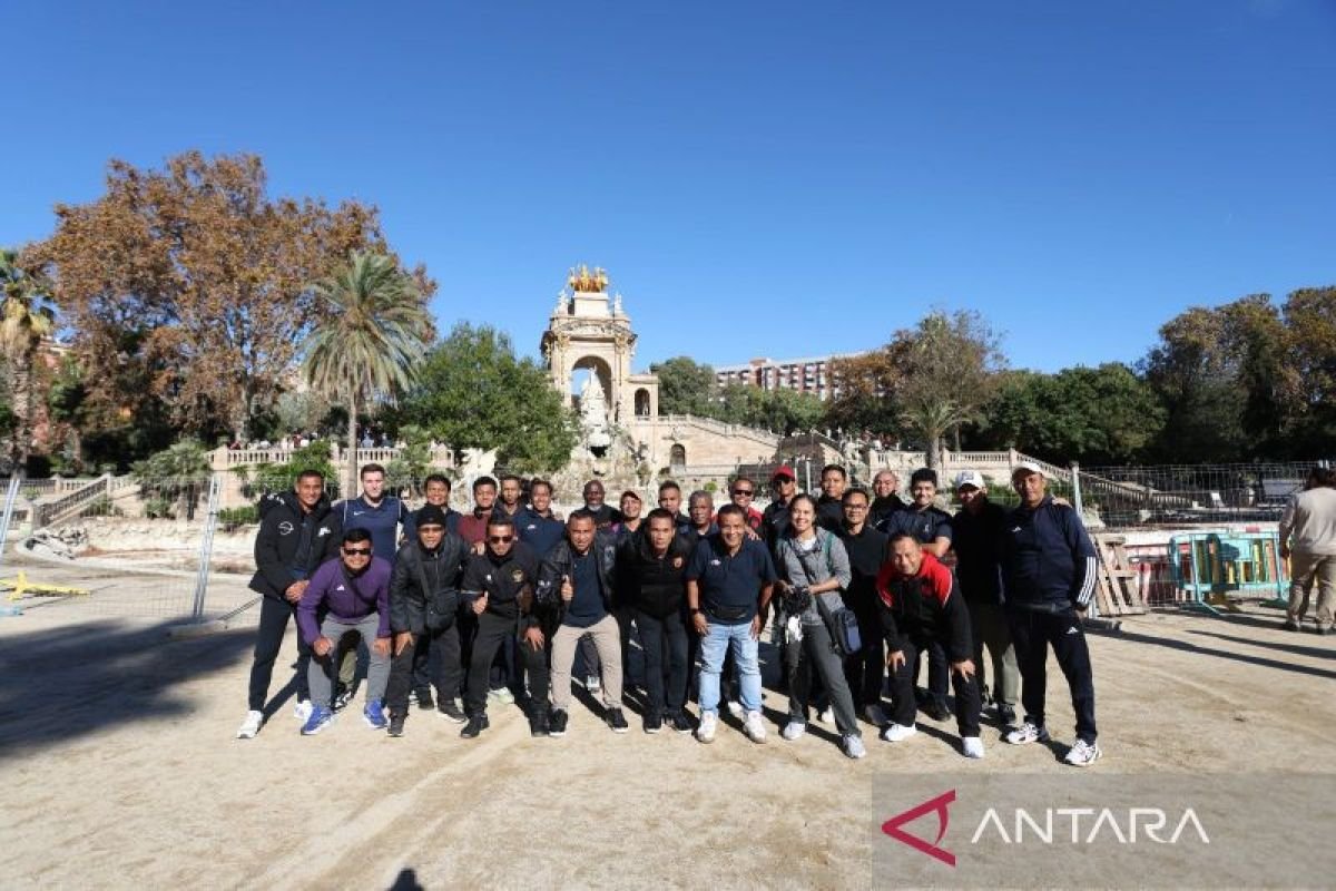 Berikut adalah beberapa alternatif judul untuk "Direktur Akademi EPA Super League Belajar dari Kampiun Eropa":

1. "Pelajaran dari Eropa: Insights Direktur Akademi EPA Super League"
2. "Mendalami Keberhasilan: Direktur Akademi EPA Super League dan Pengalaman Eropa"
3. "Inspirasi dari Eropa: Strategi Direktur Akademi EPA Super League"
4. "Belajar dari yang Terbaik: Direktur Akademi EPA Super League dan Kampiun Eropa"
5. "Mengadopsi Standar Eropa: Langkah Direktur Akademi EPA Super League"
6. "Meneladani Kesuksesan Eropa: Visi Direktur Akademi EPA Super League"
7. "Dari Eropa ke Super League: Pelajaran untuk Direktur Akademi EPA"
8. "Menggali Inspirasi Eropa: Pendekatan Direktur Akademi EPA Super League"

Silakan pilih atau modifikasi salah satu yang paling sesuai!