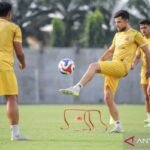 Berikut adalah beberapa alternatif judul untuk "Madura United Terus Persiapkan Diri Jelang Jumpa PSM Makassar":

1. "Madura United Intensifkan Persiapan Menjelang Pertandingan Melawan PSM Makassar"
2. "Jelang Pertandingan Melawan PSM Makassar, Madura United Siap Tempur"
3. "Madura United Gencarkan Latihan untuk Hadapi PSM Makassar"
4. "Persiapan Matang Madura United Hadapi PSM Makassar"
5. "Madura United Mematangkan Strategi Menjelang Duel Pro kontra PSM Makassar"
6. "Madura United Fokus dan Siap Sambut PSM Makassar"
7. "Kesiapan Madura United Hadapi PSM Makassar Semakin Membara"

Semoga alternatif judul ini membantu!