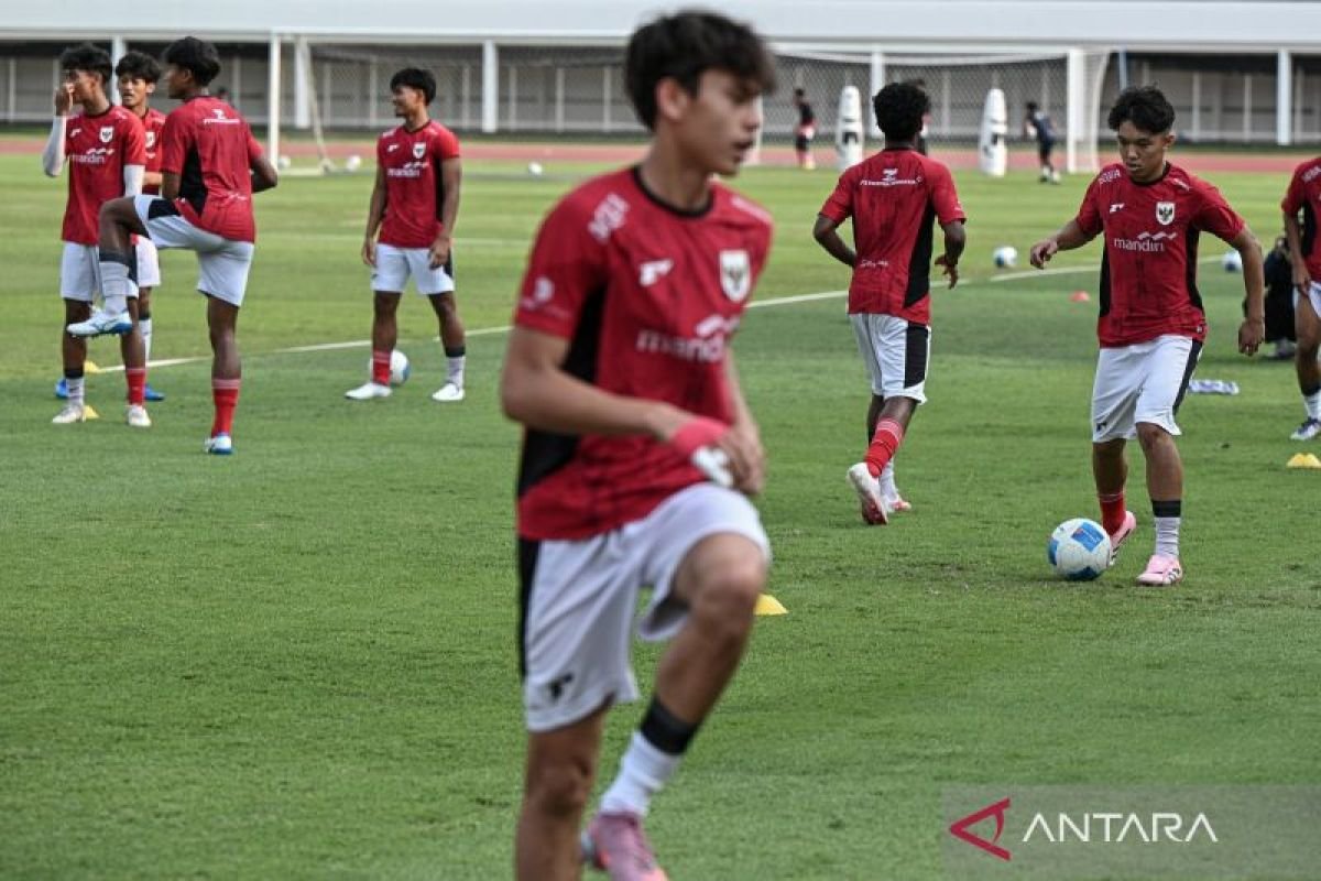 Berikut adalah alternatif judul untuk "Daftar 21 Pemain Timnas U-17 Indonesia untuk Piala Dunia U-17 2025":

1. "Roster 21 Pemain Timnas U-17 Indonesia di Piala Dunia U-17 2025"
2. "Pengumuman 21 Pemain Timnas U-17 Indonesia Menjelang Piala Dunia U-17 2025"
3. "Timnas U-17 Indonesia: Daftar 21 Pemain untuk Piala Dunia U-17 2025"
4. "Skuad 21 Pemain Timnas U-17 Indonesia untuk Piala Dunia U-17 2025"
5. "Identitas 21 Pemain Timnas U-17 Indonesia pada Piala Dunia U-17 2025"

Silakan pilih atau modifikasi sesuai kebutuhan!