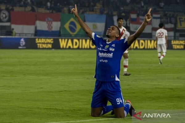 Persib Bandung Raih Kemenangan 2-0 atas Persis Solo dengan Sepuluh Pemain